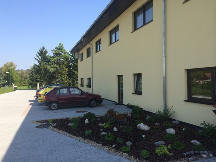 Pohled na hotel a parkoviště, v pravém rohu můžete vidět vlastní bylinkárnu.
